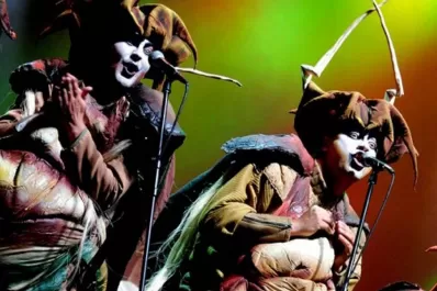 Con humor irónico y caricaturas corrosivas