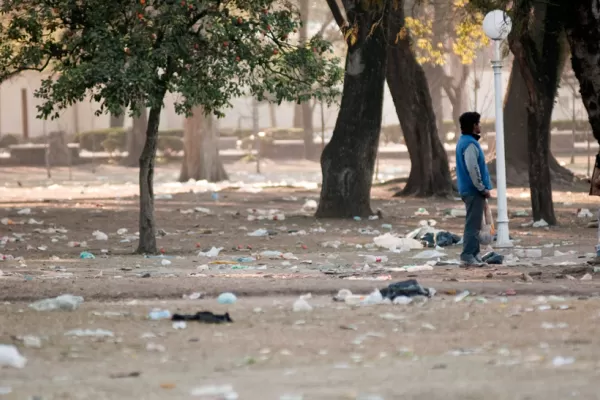 Retiran varias toneladas de basura del parque 9 de Julio tras los festejos del Día del Niño
