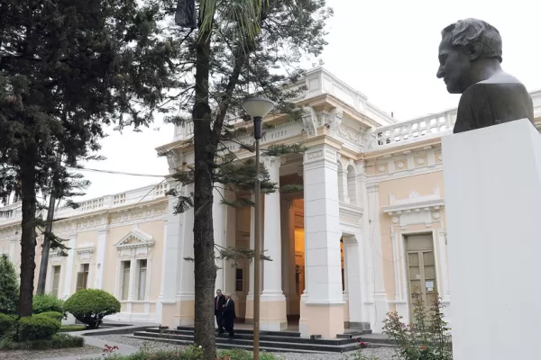 La puja por la sucesión se cuela en las aulas