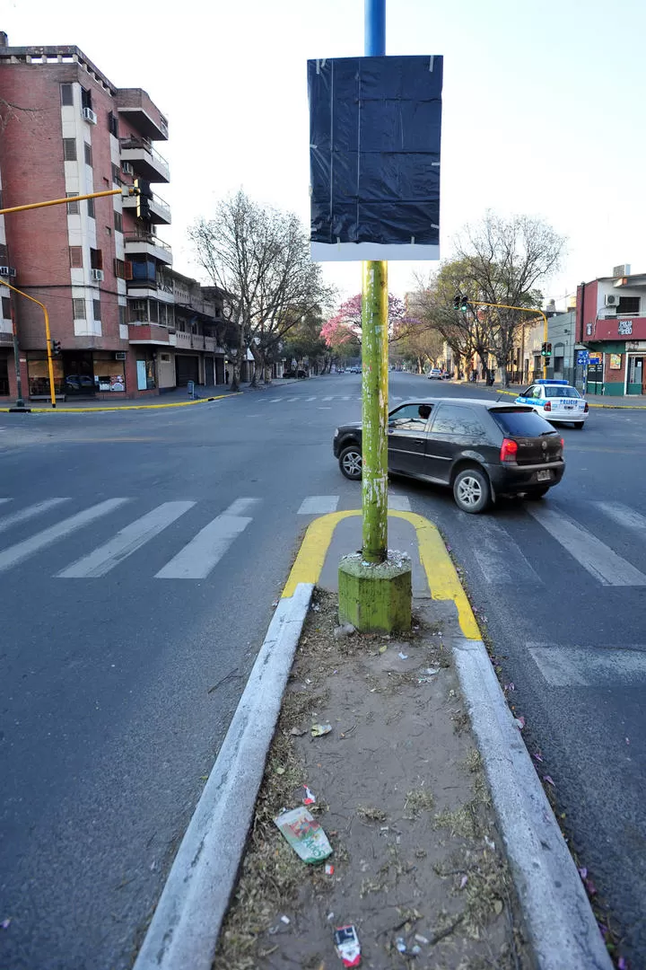 AVELLANEDA Y CÓRDOBA. El cartel aún cubierto indica la prohibición. LA GACTA / FOTO DE DIEGO ARAOZ