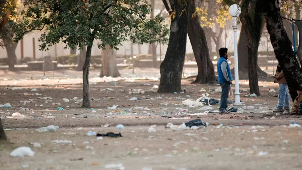 REGADO DE BASURA. Las tareas de limpieza se realizarán durante toda la jornada. LA GACETA / FOTO DE INÉS QUINTEROS ORIO