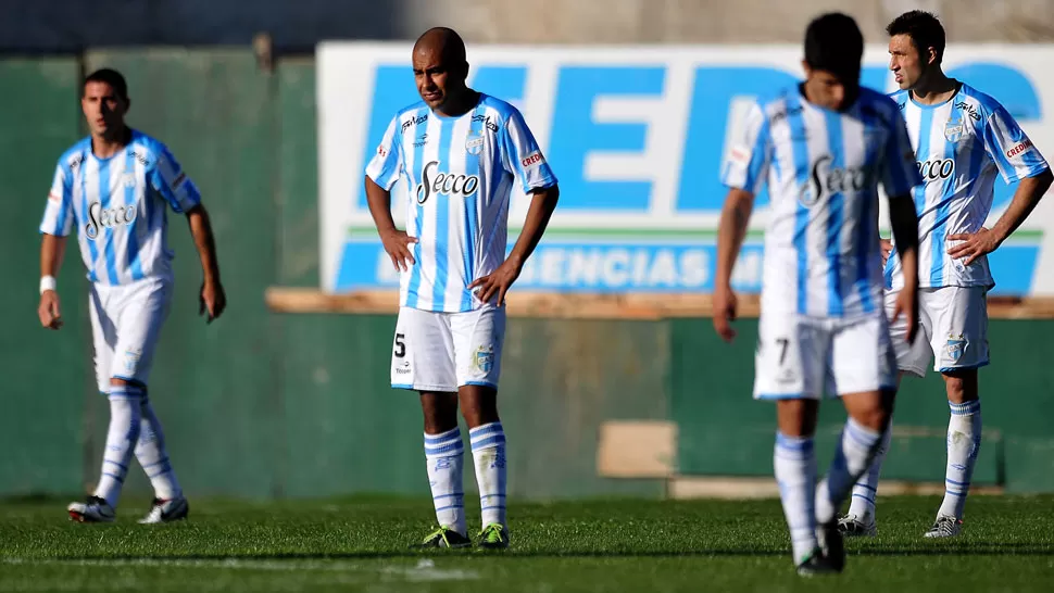 SIN CONSUELO. Los jugadores Decanos dejaron cabizbajos el estadio de Ferro. ESPECIAL PARA LA GACETA / FOTO DE MATIAS NAPOLI ESCALERO 