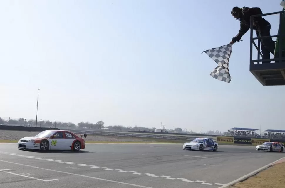 BANDERA A CUADROS. Pablo Ortega llega a la meta con su Ford Mondeo, seguido de cerca por la santafesina Pernice. 