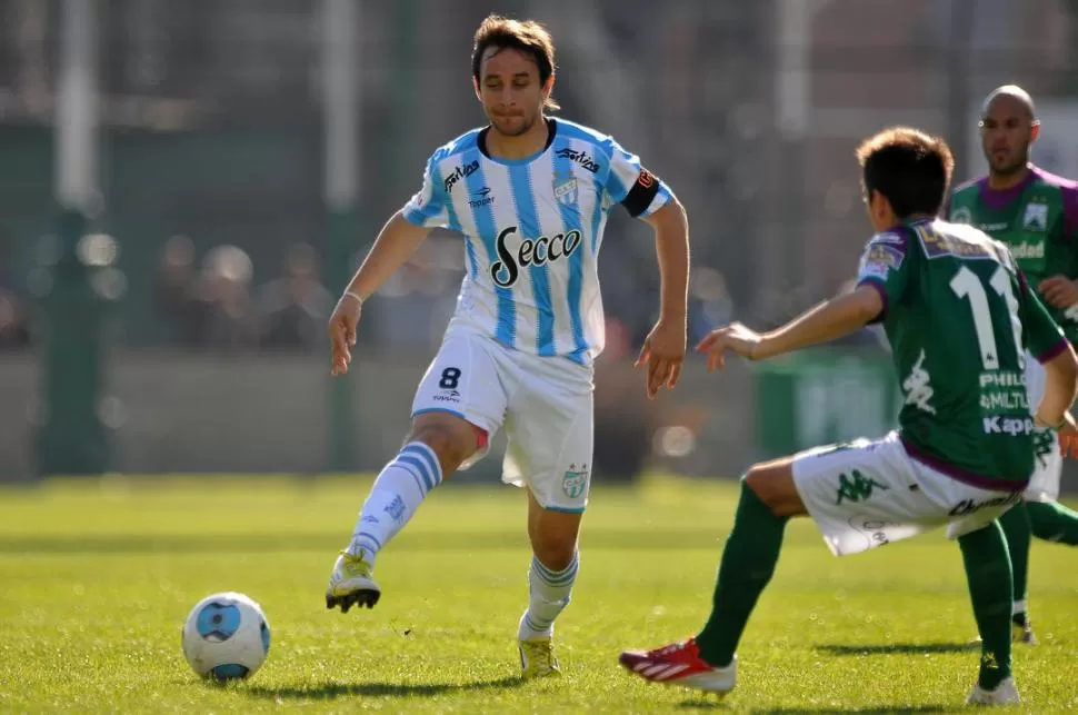 MEDIO AUSENTE. Barrado, la manija táctica de Atlético, se saca se encima la marca de Coll. El Pensador estuvo lejos de su nivel ayer, en Caballito. Atlético lo padeció. 