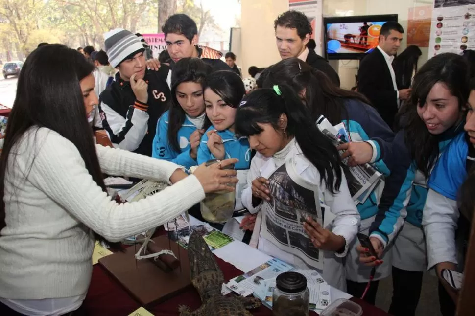 EN FACDEF. Un centenar de estudiantes secundarios se acercaron a los stands. PRENSA UNT