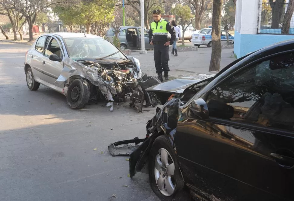 DOS VEHÍCULOS DESTROZADOS. Las carrocerías del Peugeot y del Bora quedaron con daños irreparables. LA GACETA / FOTO DE ANTONIO FERRONI