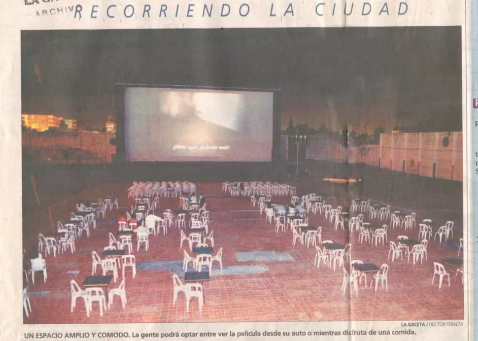 AMPLIO Y CÓMODO. La escena es de 2000. El Monumental ya era un autocine. Pero antes, cuando eran de metal, las sillas cabían más y mejor. 