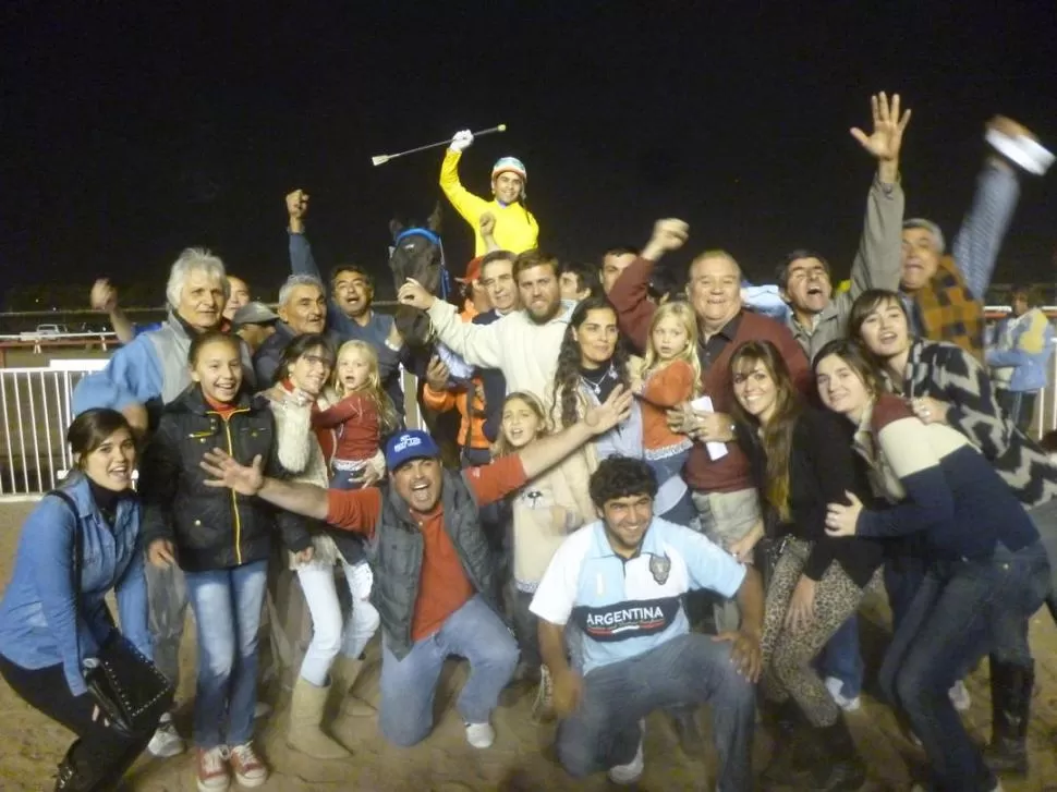 LA BARRA A PLENO. Así se celebró la victoria de Class Lancer. Desafíos más importantes esperan al pupilo de Jorge Guerra. 