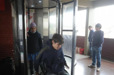 El ascensor les dio el pase libre a Tomás y a Sofía para salir al recreo con sus compañeros