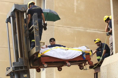 Usaron un montacarga para sacar de su casa a un joven de 610 kilos