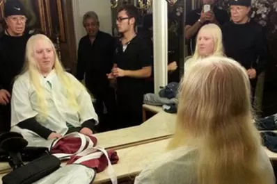 Un hombre albino le provee pelo a Susana Giménez