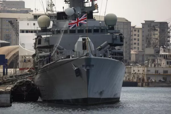 Un buque de guerra atracó en Gibraltar