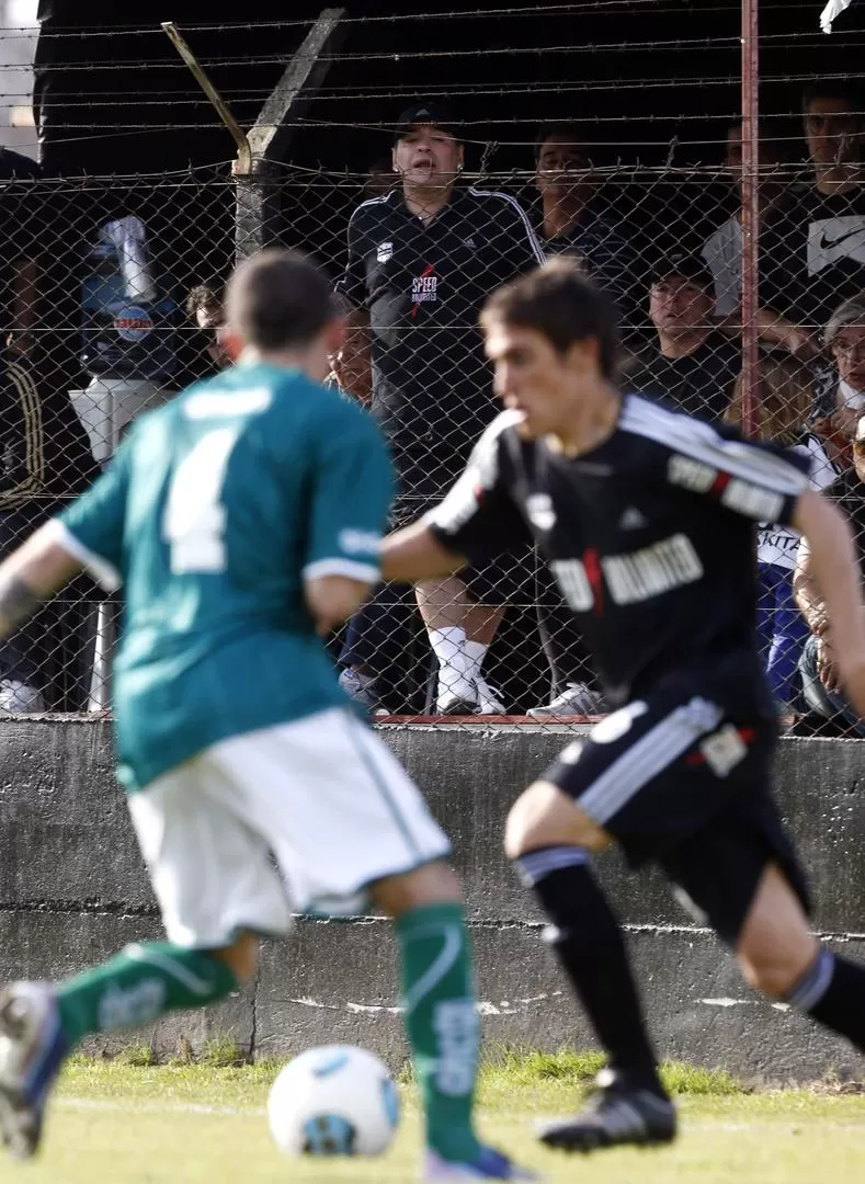 ENCENDIDO. Maradona (fondo) vivió el duelo de Riestra con su intensidad habitual. 