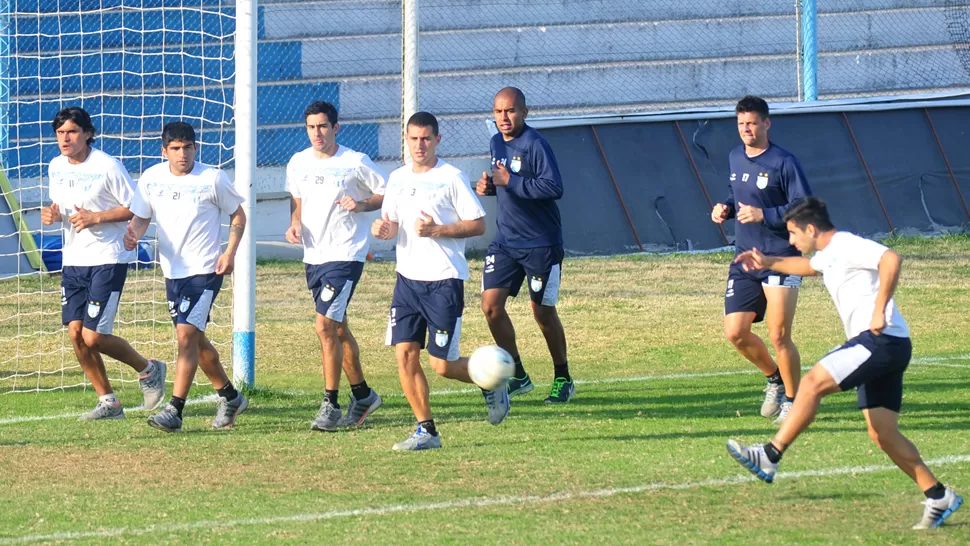 EN ACCION. El plantel que perdió el domingo con Ferro, en Caballito, llegó ayer por la mañana a la provincia, y por la tarde se entrenó en el Monumental de 25 y Chile. LA GACETA / DIEGO ARAOZ