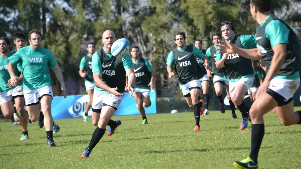 ENSAYO A FULL. Felipe Contepomi, que mañana cumple años y el sábado volverá a ser el capitán de Los Pumas, en plena práctica con vistas al duelo con los sudafricanos. FOTO PRENSA UAR