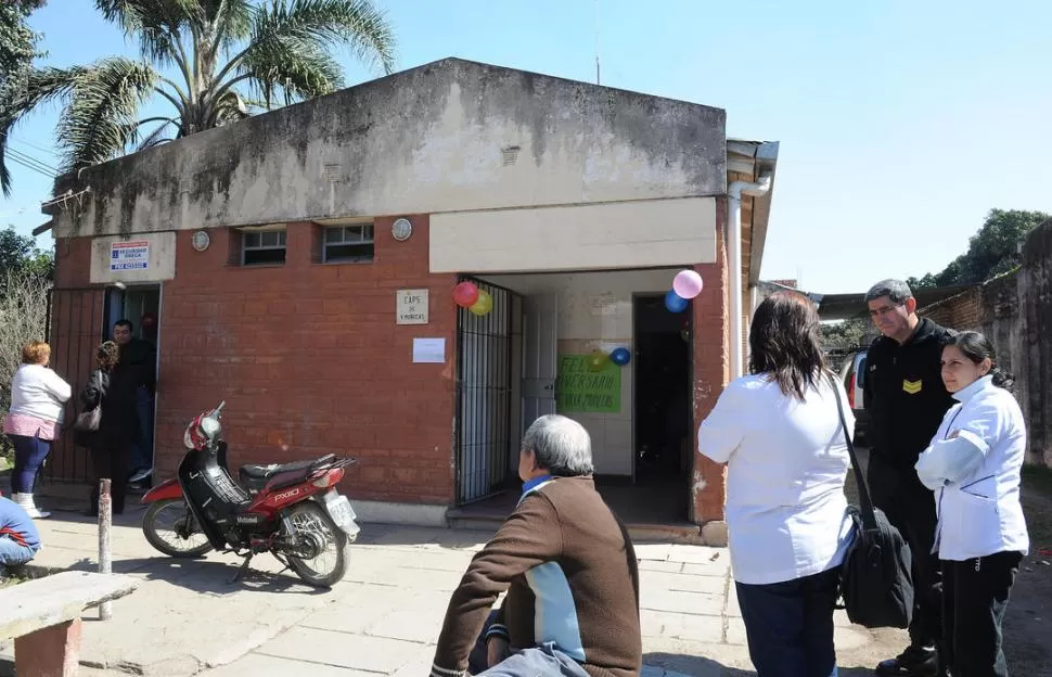  LA CASITA DE LA ESQUINA. El cartel cuadrado tiene 50 años, tantos como las exiguas medidas del edificio, pero allí atienden la salud de mucha gente. LA GACETA / FOTOS DE HECTOR PERALTA