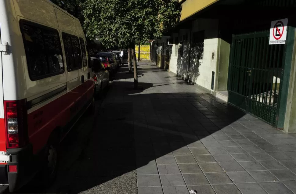 INFRACCIÓN. Un transporte escolar mal estacionado en Balcarce al 700. 