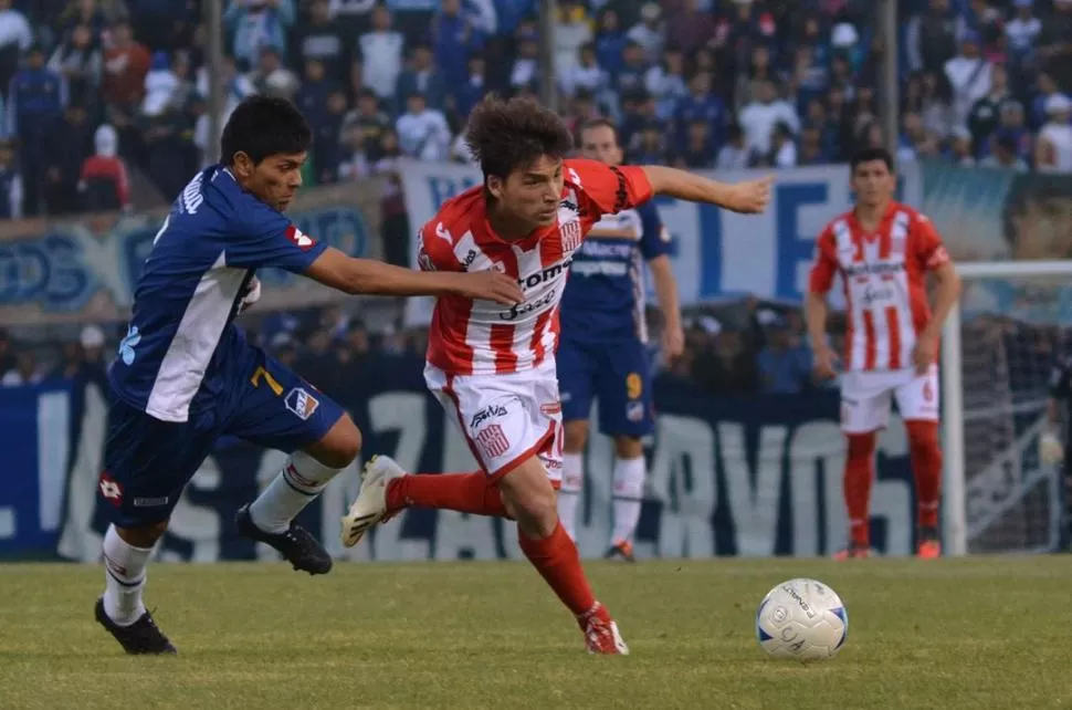 TIENE QUE SER SUYA. Becica se escapa con pelota y todo de la marca de Ortiz en el partido del domingo en Salta. 