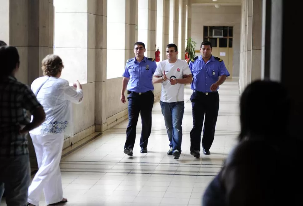 CON CUSTODIA. En marzo pasado, Jazo fue llevado a Tribunales para ser juzgado por robo agravado. LA GACETA / FOTO DE JORGE OLMOS SGROSSO (ARCHIVO)