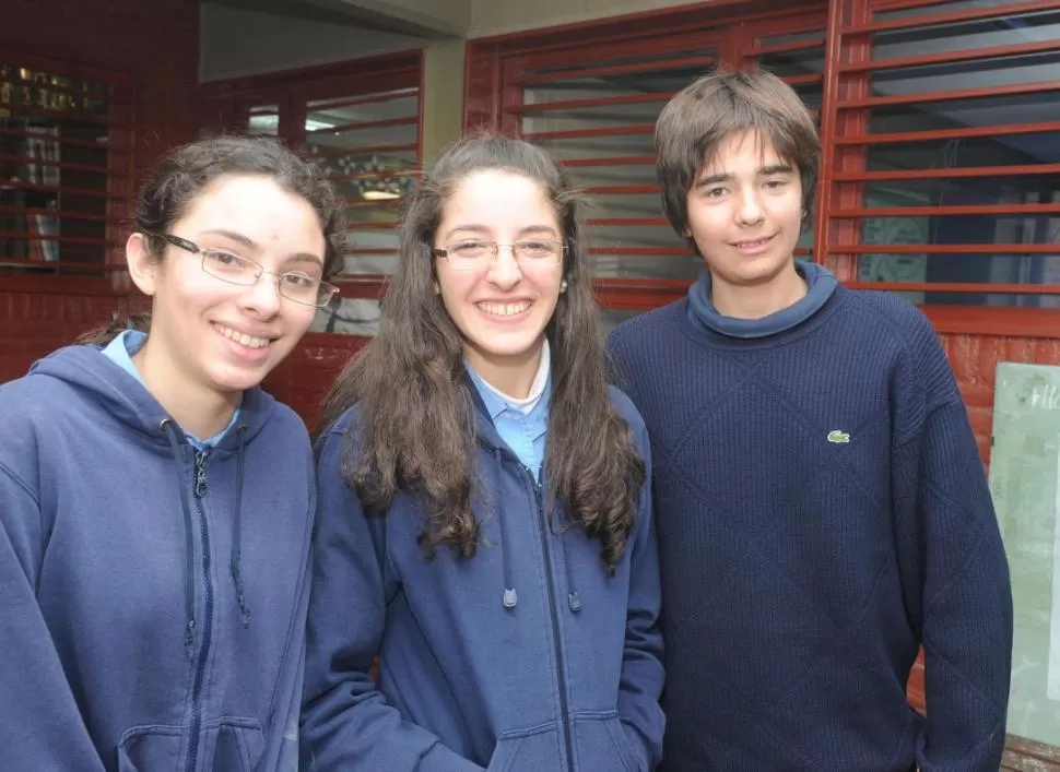 LISTOS. Las hermanas Ramos Olivera y Lisandro dicen que las ciencias no son difíciles ni mucho menos aburridas.   