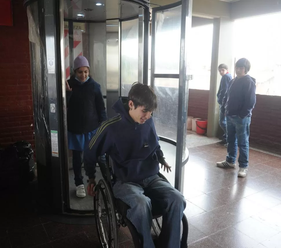 MUY ÚTIL. El ascensor es exclusivo para quienes lo necesitan. Sofía y Tomás lo usan a diario durante el recreo.  LA GACETA / FOTOS DE ANTONIO FERRONI 