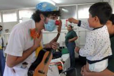 Los payasos curan a la par de los médicos