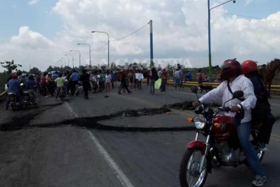 Madres del Pañuelo Negro interrumpen el tránsito en el puente Barros