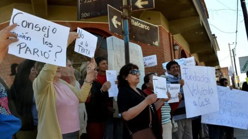 PROTESTA. Vecinos de Salvador Mazza marcharon ayer para pedir la intervención del municipio. FOTO TOMADA DE ELTRIBUNO.INFO