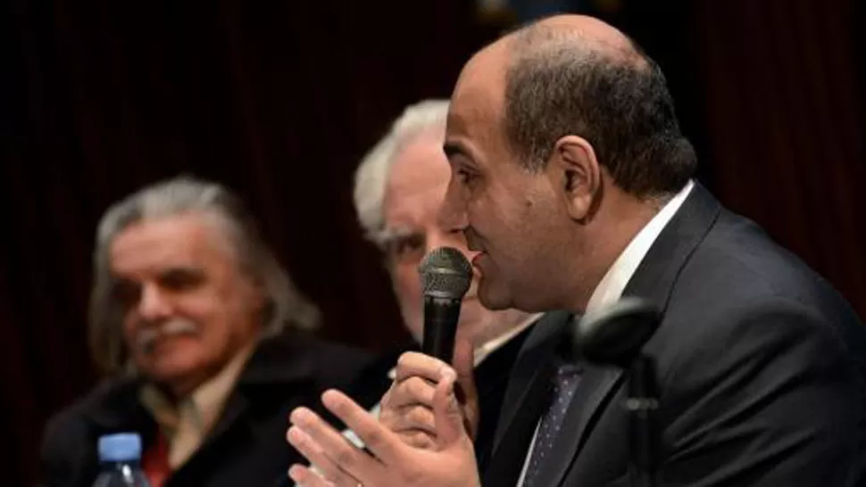 EXPOSICIÓN. “Podemos sentirnos orgullosos de nuestra historia sanitaria”, aseguró Manzur durante la presentación de su libro. TÉLAM