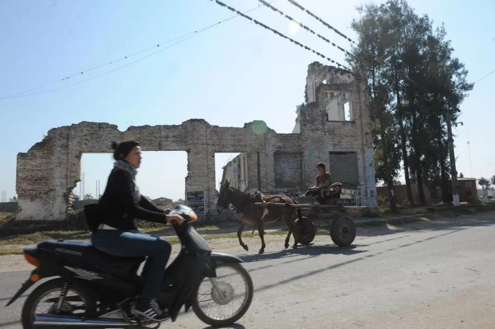 EL SAQUEO. Un ex obrero cuenta que el cierre acarreó el desguace: se hicieron ricos con los hierros, asegura.  