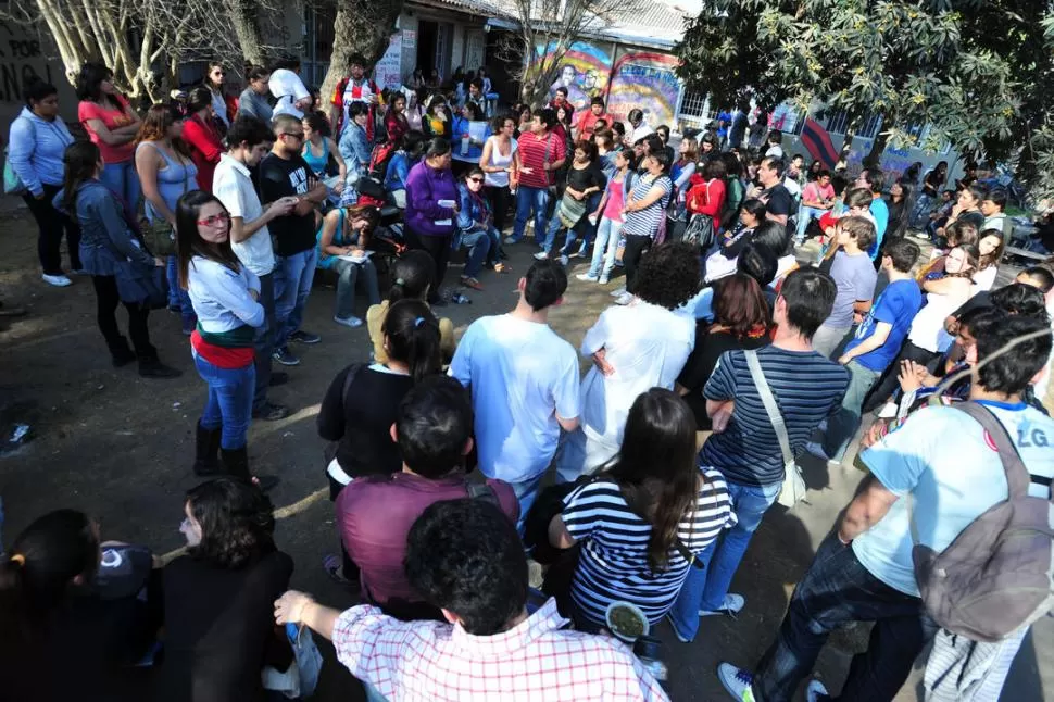 POR MAYOR SEGURIDAD. La asamblea resolvió continuar los reclamos. LA GACETA / FOTO DE DIEGO ARAOZ