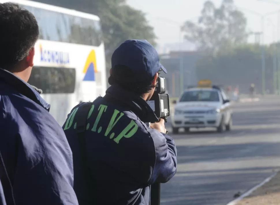 ¿EFECTIVAS?. El infractor fotografiado recibe la multa en casa, pero nadie le advierte su falta en el momento. LA GACETA / FOTO DE ANTONIO FERRONI