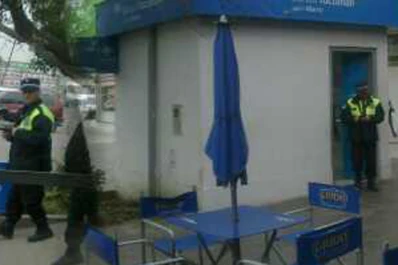 Dos agentes de la Policía Vial habrían estacionado en un lugar prohibido