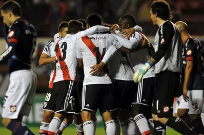 En un partido deslucido, River aprovechó un error y venció a San Lorenzo