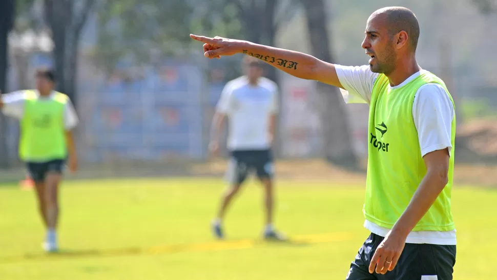 MOZZO, EL GUIA. El volante central hizo sociedad con Carabajal ayer. Sus características: jugar al límite cada pelota. LA GACETA / FOTO DE FRANCO VERA