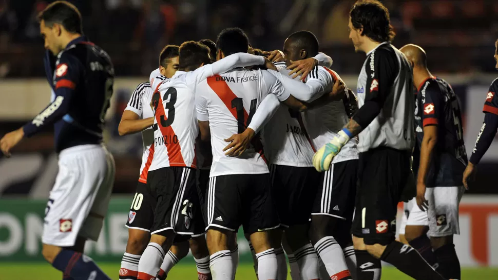 GOL DE LA VICTORIA. Los jugadores de River celebran el tanto de Maidana, que les dio los tres puntos. TELAM