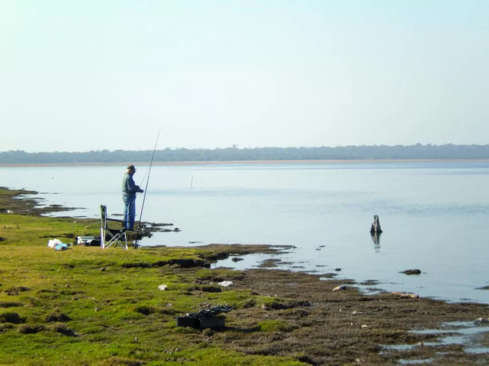 HAY QUE BUSCAR LA PROFUNDIDAD. En la zona de la Bahía, los pescadores deben recorrer la orilla para encontrar el lugar ideal donde arrojar la carnada. 