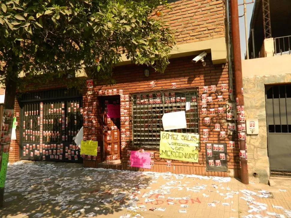 FACHADA TAPADA. Gómez Salas fotografió su casa tras el violento escrache. FOTO GENTILEZA DE LUIS ALBERTO GóMEZ SALAS