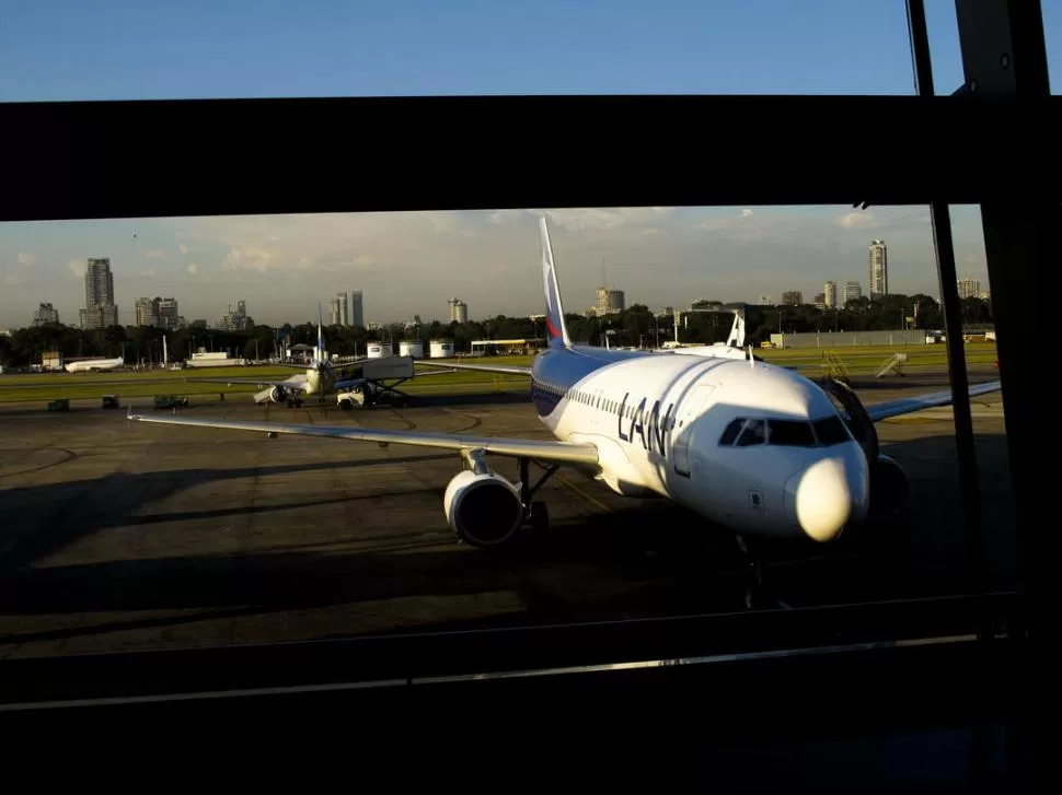 AEROPARQUE. Un directivo de la empresa afirma que la operación de LAN Argentina es inviable sin el hangar y que si se concreta el desalojo, se verían obligados a dejar de volar en el país. LA GACETA / FOTO DE JORGE OLMOS SGROSSO (ARCHIVO)