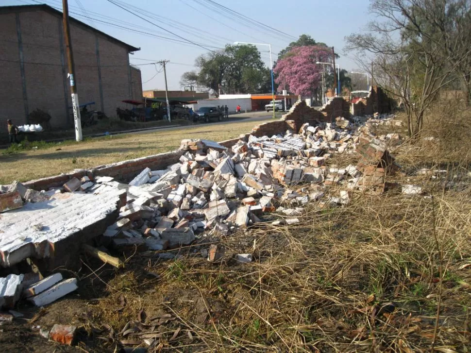 PAREDES DERRIBADAS. Las autoridades denunciaron graves destrozos. FOTO GENTILEZA / CARLOS ALBERTO LESCANO