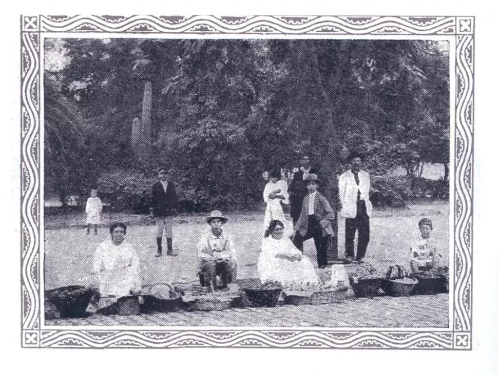 AMBULANTES. Ilustraba la nota de Fuster Castresoy esta foto de los vendedores en la plaza, quienes acudían cuando partía el tranvía rural. LA GACETA / ARCHIVO