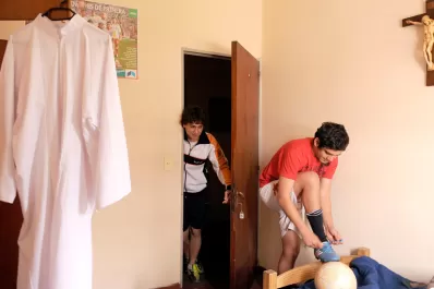 Cambian sotana por camiseta y salen a la cancha con la fe intacta