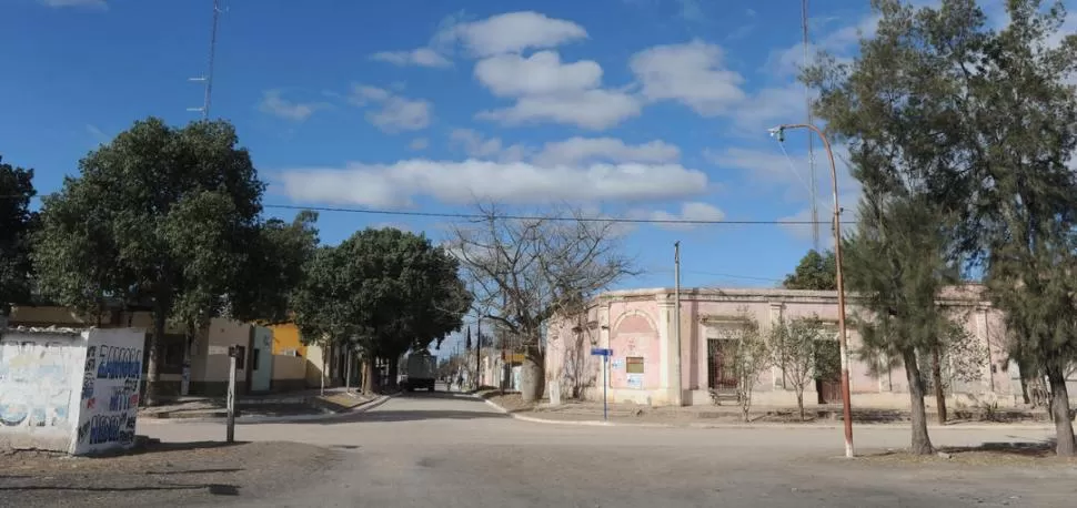 DESOLADA. Sin pasajeros ni cargas esperando en el andén. La estación San Pedro, de Santiago del Estero y Catamarca, luce solitaria en una vista de norte a sur.  