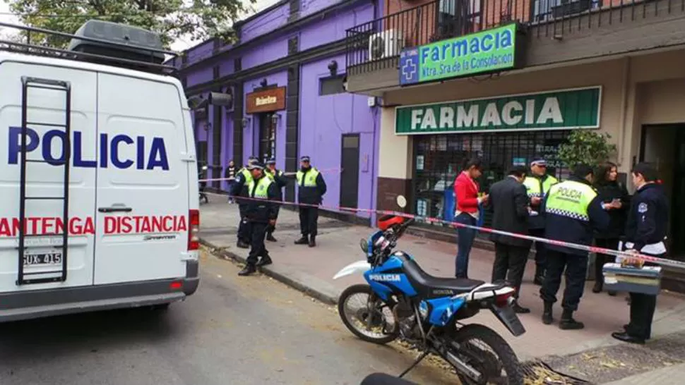 LUGAR. La policía trabaja en en San Juan al 1.114. LA GACETA / FOTO DE JOSÉ INESTA
