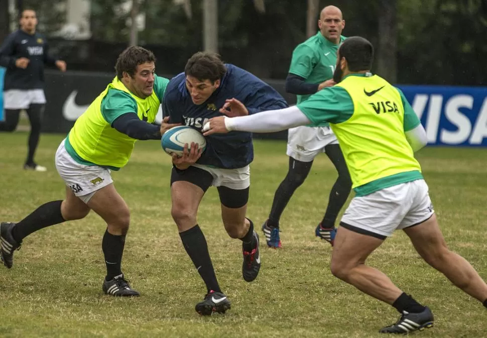 FLACO AL FRENTE DE BATALLA. Julio Farías, superando la marca de Ayerza (recuperado de su lesión) y Figallo. Sudáfrica es el único de los tres gigantes de la Sanzar al que Farías no le ha apoyado un try. 