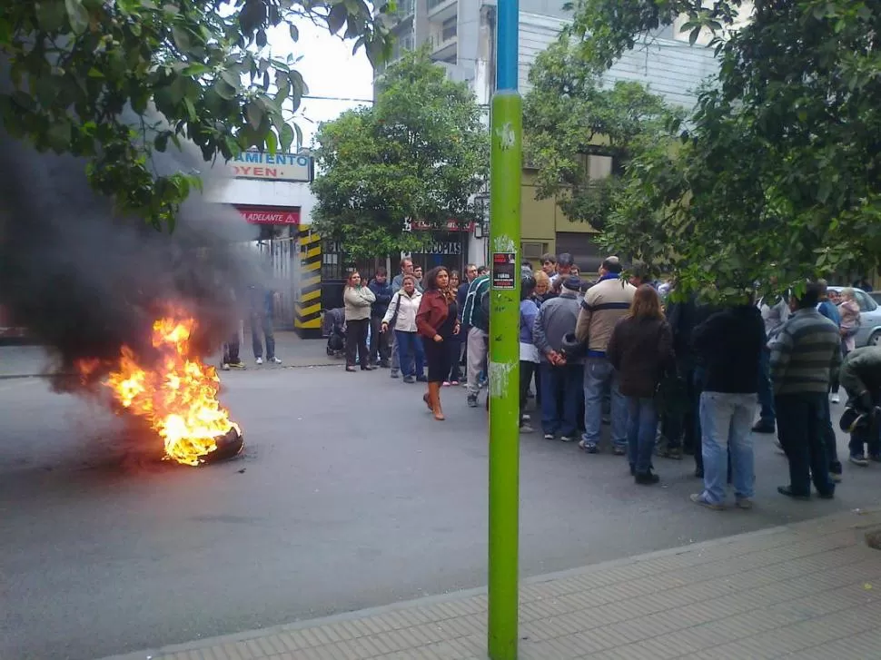 AFUERA DE TRIBUNALES. Ayer, la manifestación fue sobre calle Congreso. LA GACETA / FOTO DE MARTíN DZIENCZARSKI