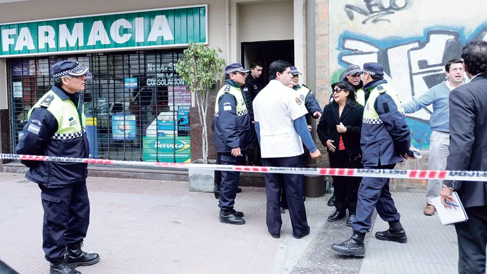 DESESPERACIÓN. Los efectivos policiales llegaron a la vivienda para hacer la tarea de peritaje; mientras se acercaron varios familiares de la víctima.