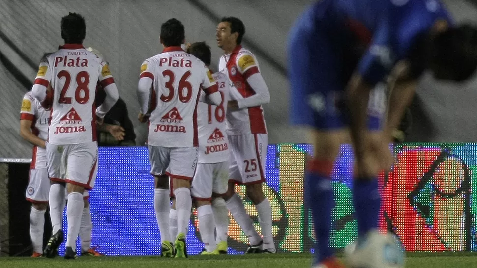 LE SALIO TODO. El Bicho llegó a la punta del campeonato y salió de la zona de descenso. DYN