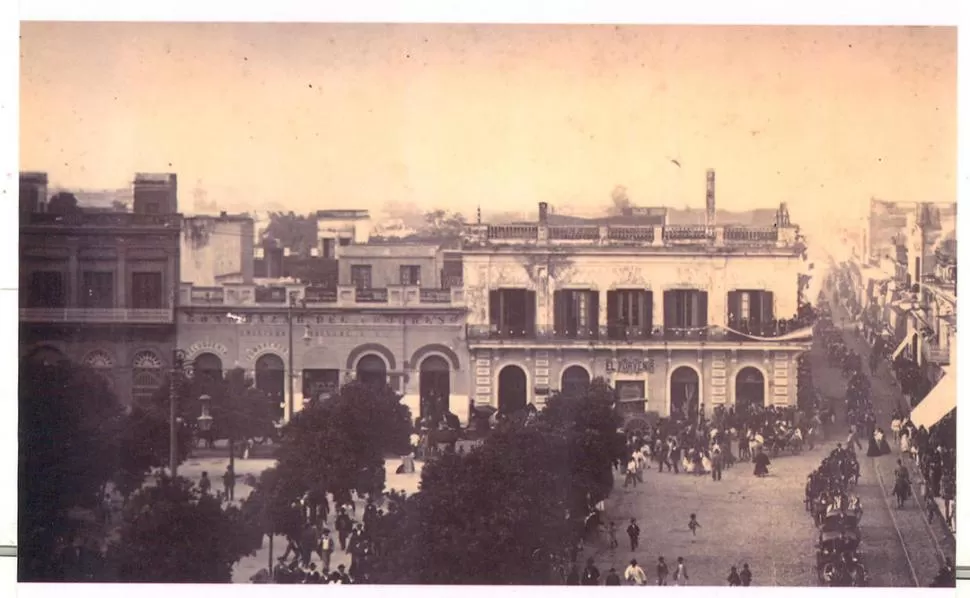 DÉCADA DE 1890. Esta foto, tomada por Germán Merkwitz, registra un tramo de la actual calle San Martín al 400, llegando a la esquina Laprida, en un día de festejos. LA GACETA / ARCHIVO