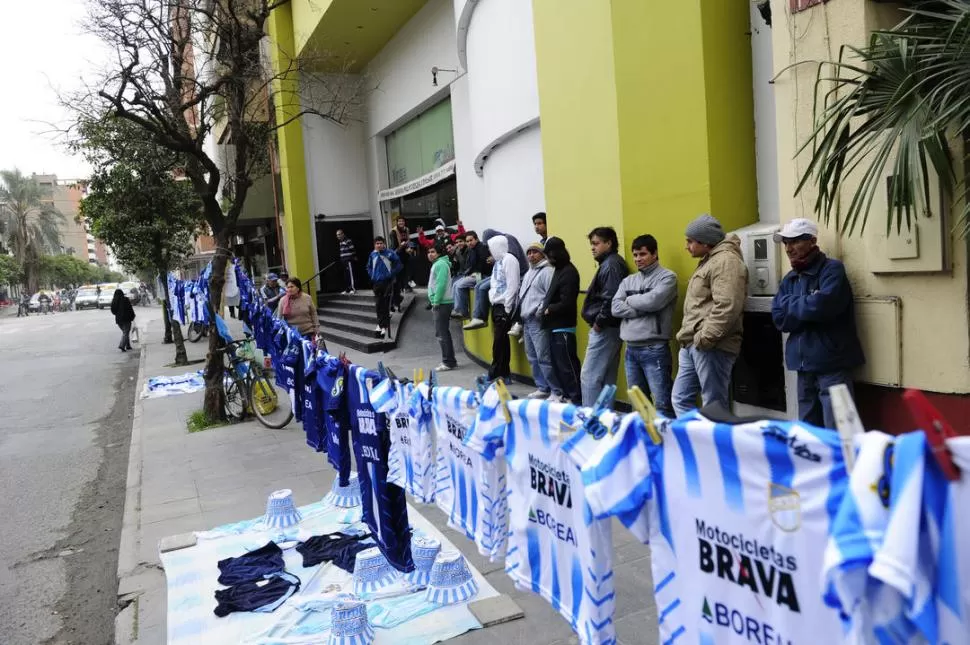 IMPORTANTE DEMANDA. Una buena cantidad de simpatizantes esperó un buen tiempo para que abrieran las boleterías y así poder comprar la entrada para presenciar el duelo de mañana. Hoy seguirá la venta. 